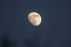 Der zunehmende Mond im dunkelblauen Himmel Der zunehmende Mond im dunkelblauen Himmel